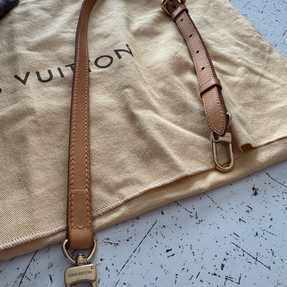 Louis Vuitton Tivoli GM Monogram Tote Bag - Picture 9 of 13